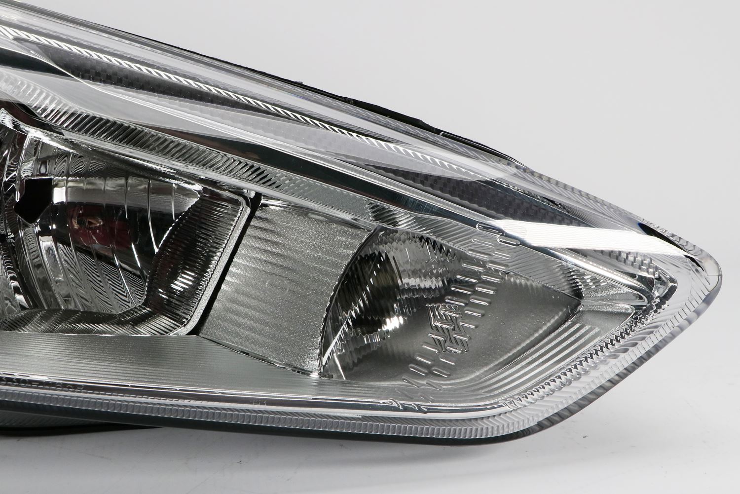 Hella Right Headlight for Ford, OEM quality, OEM 1866237 - View 10