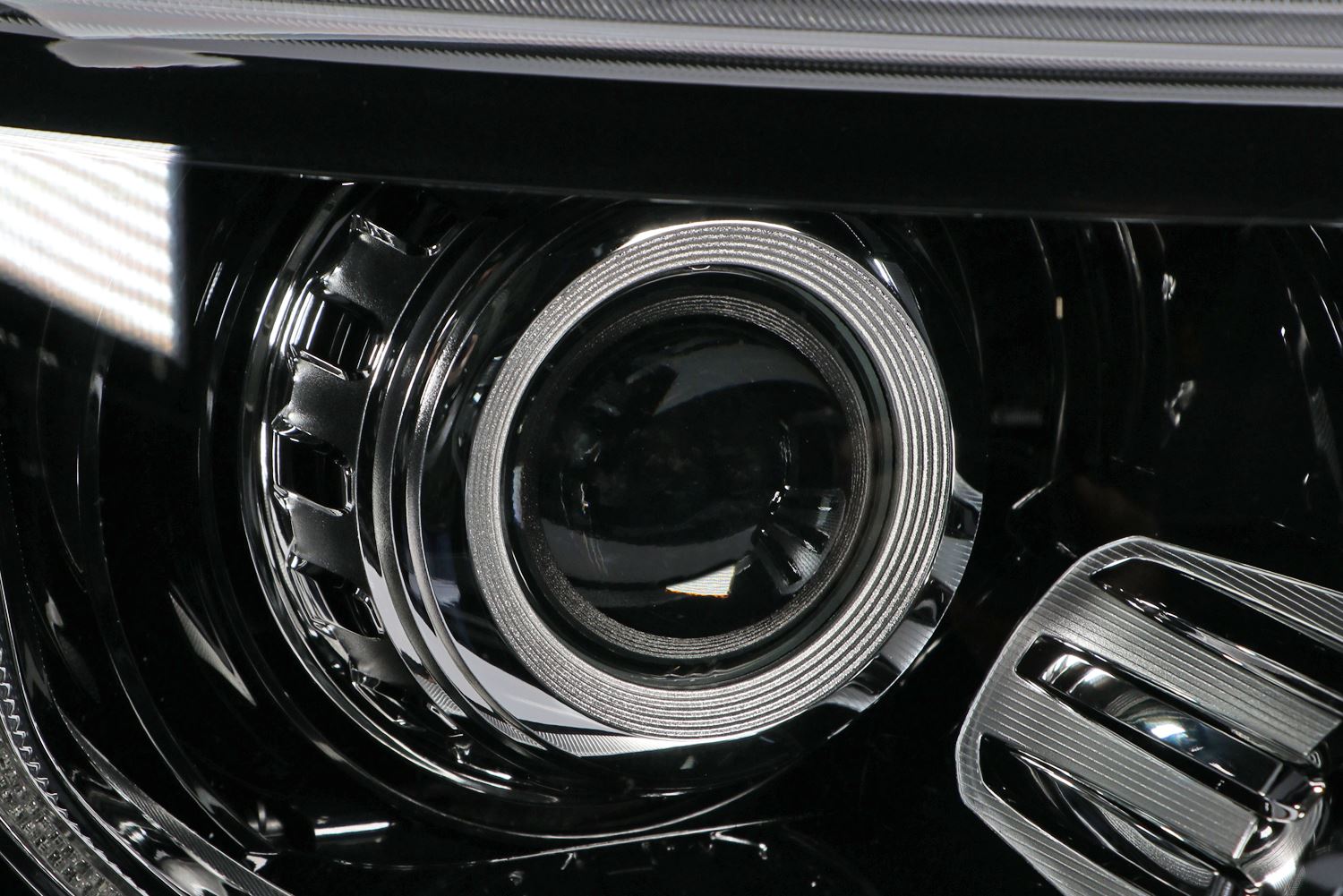 Land Rover Discovery Headlight Cover, Valeo OEM, OEM LR052379 - View 9